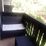 Pokój w domu z dużym ogrodem